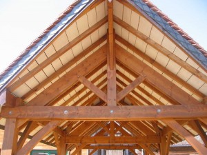 charpente traditionnelle bois, toit à deux pentes