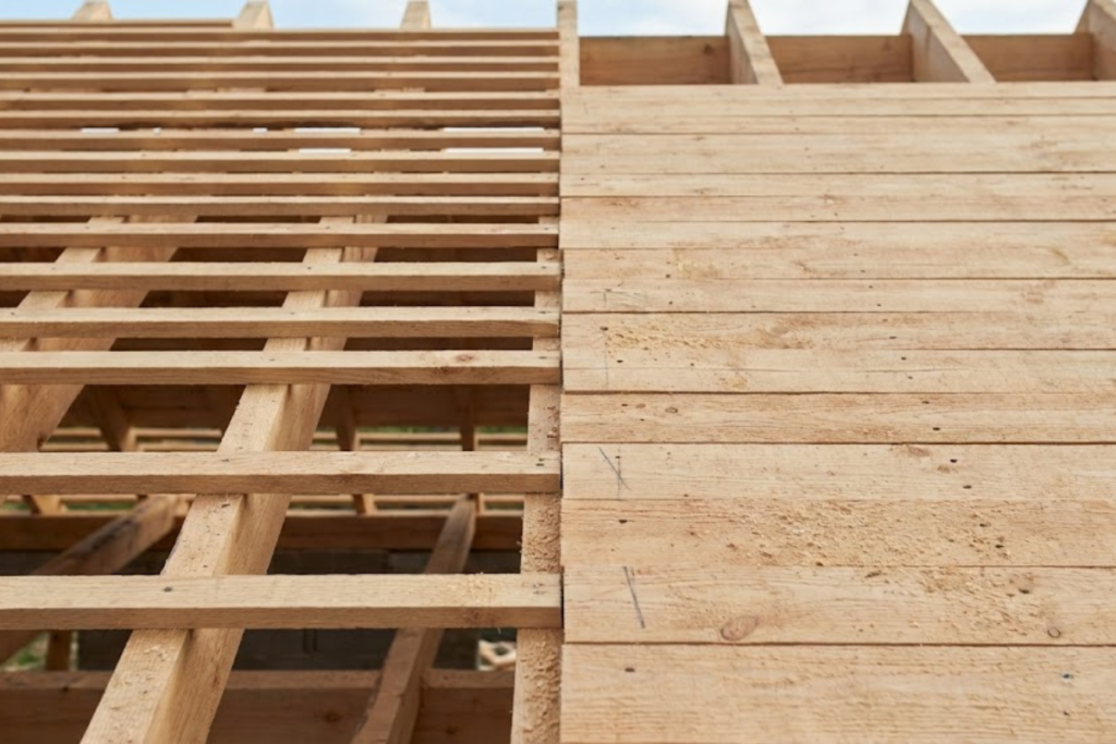 La différence entre liteaux et voliges pour la fixation