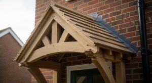 Comment fabriquer une marquise en bois pour sa porte ?