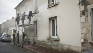 découvrez les conseils des professionnels de thiais pour entretenir votre façade : ravalement soigné ou simple nettoyage, choisissez la solution adaptée à votre bâtiment.